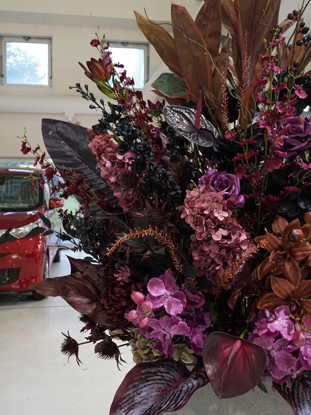 ボルドーとパープルの装花のアップ