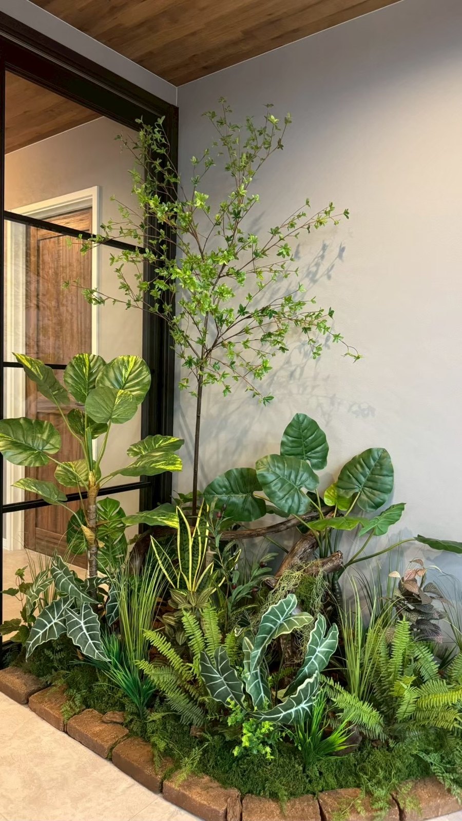 日東電気工業のエントランスの角につくった、木と植物とレンガ縁の植栽