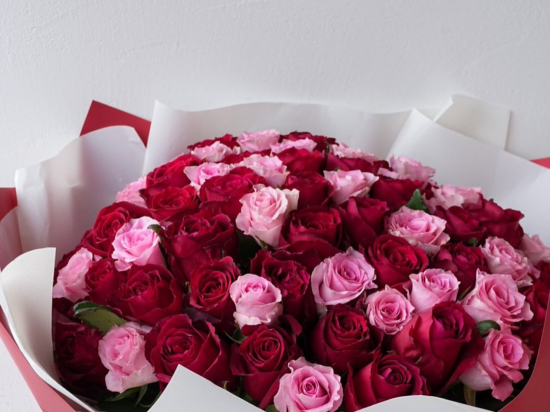 赤とピンクのバラを束ねた、99本のバラのプロポーズの花束