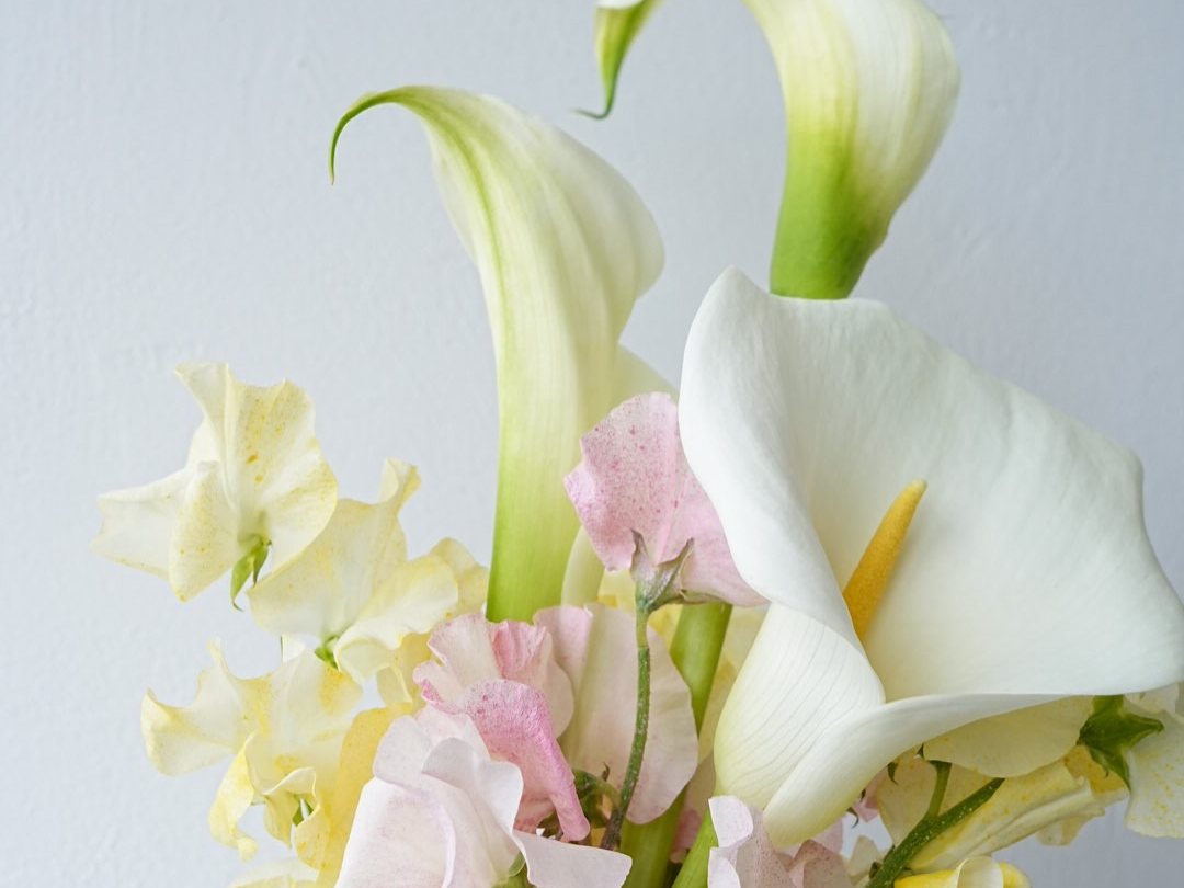 白いスイートピーをパステルのピンクとイエローに染め、カラーと合わせたウエディングブーケ